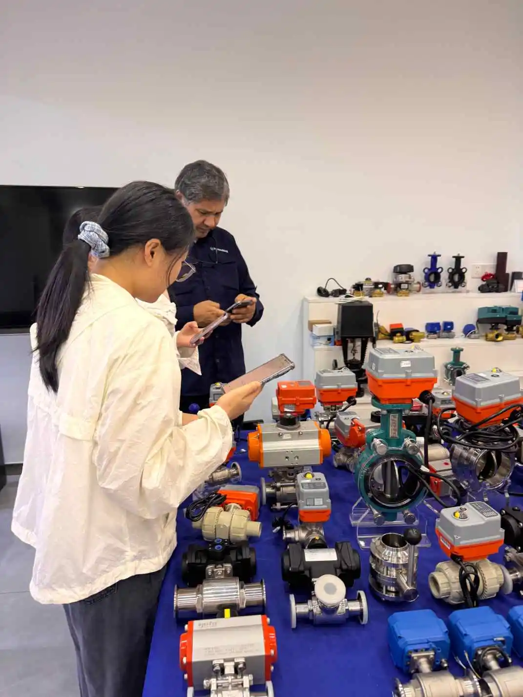 Customer explores electric and pneumatic valve products in Yuantong’s showroom