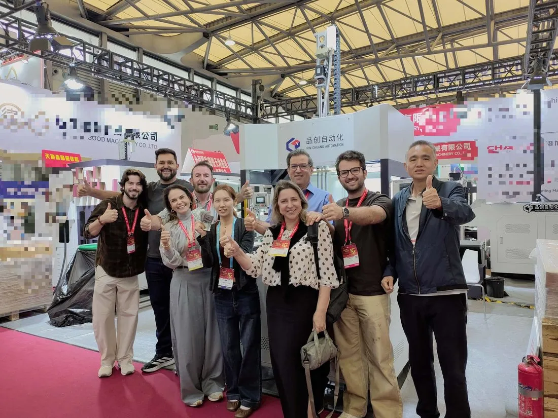 Pinchuang team with visitors at All in Print China 2026 booth E5C335