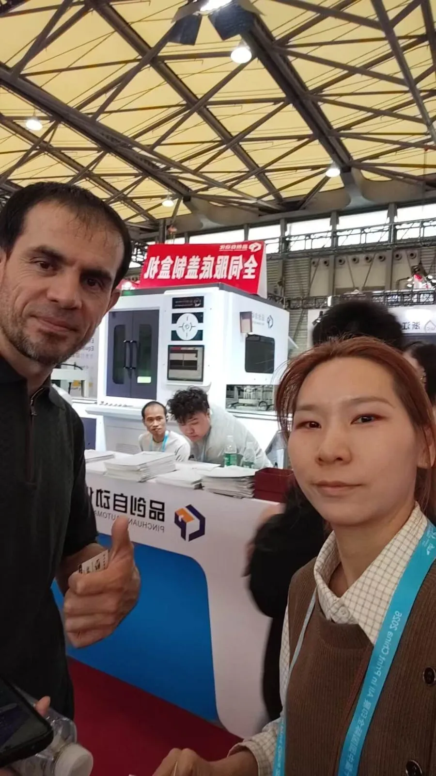 Customer giving a thumbs up with Pinchuang staff at the All in Print China 2026 booth