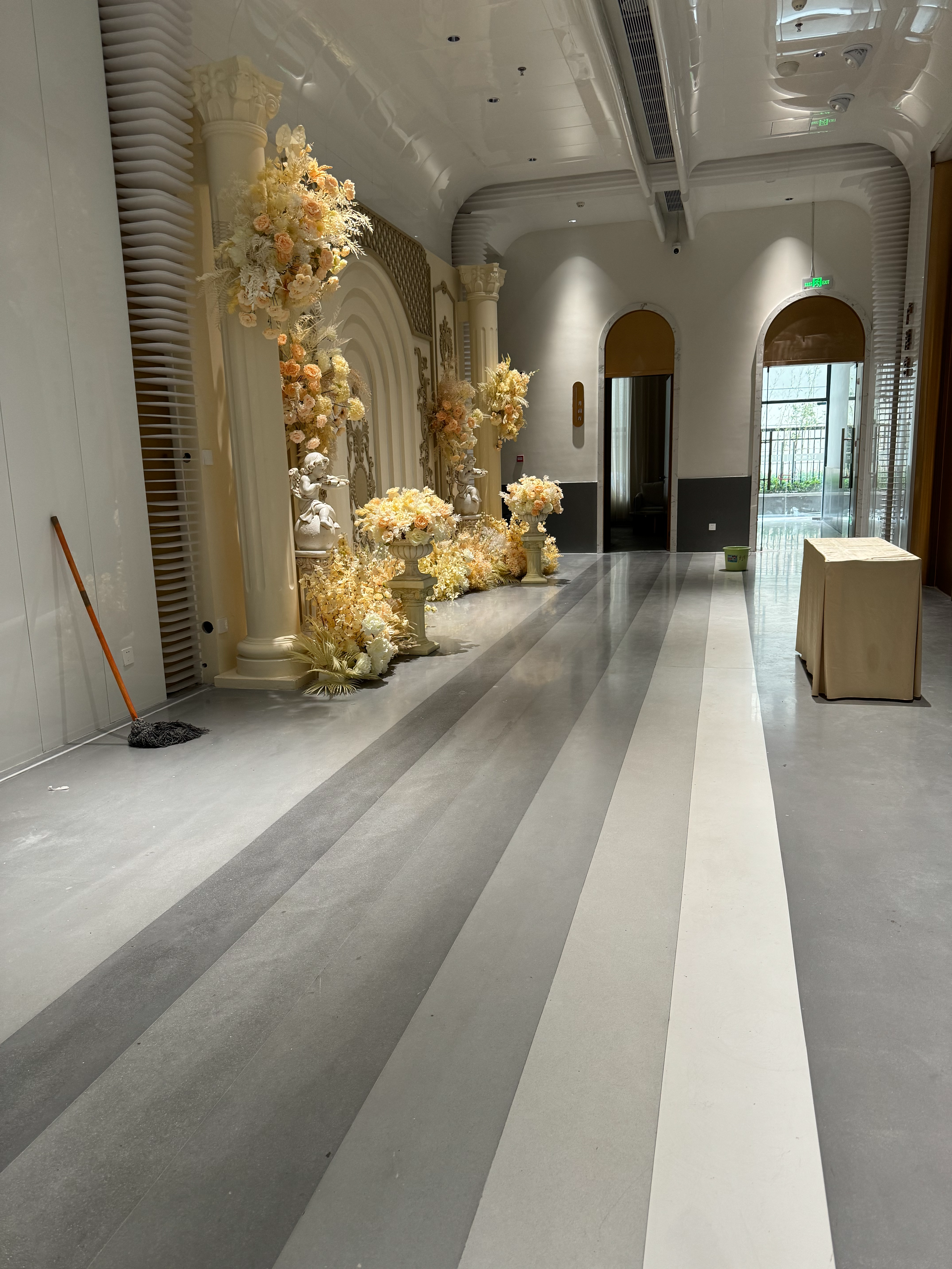 UHPC seamless wear-resistant flooring