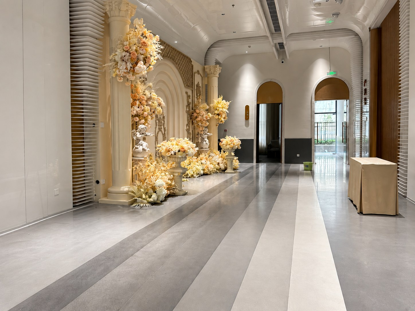 UHPC seamless wear-resistant flooring