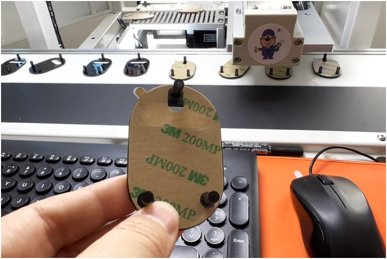 How does the visual alignment laminating machine achieve 