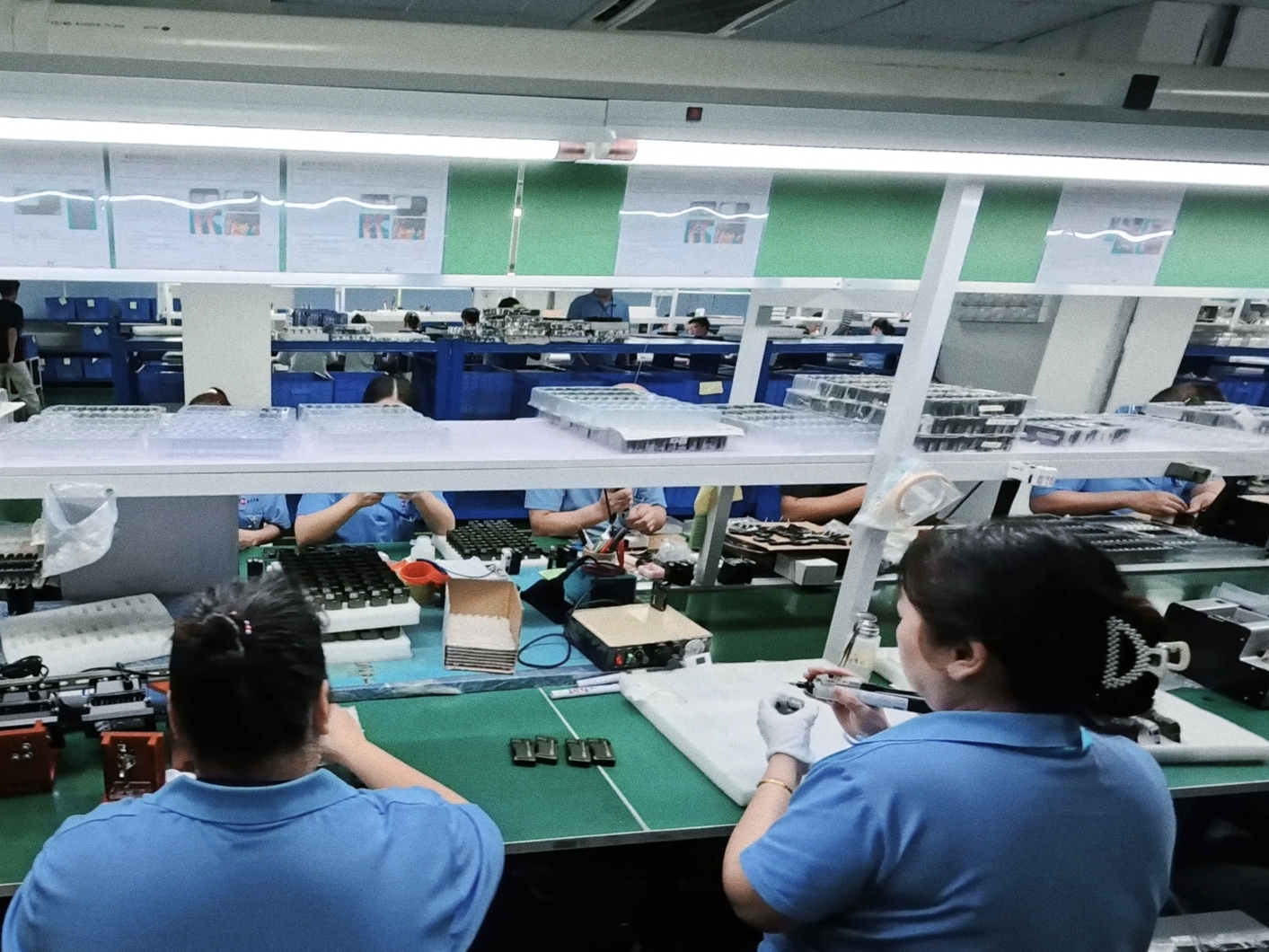 The Physics of Flashlight Lenses: TIR Optics, AR Glass & Reflectors