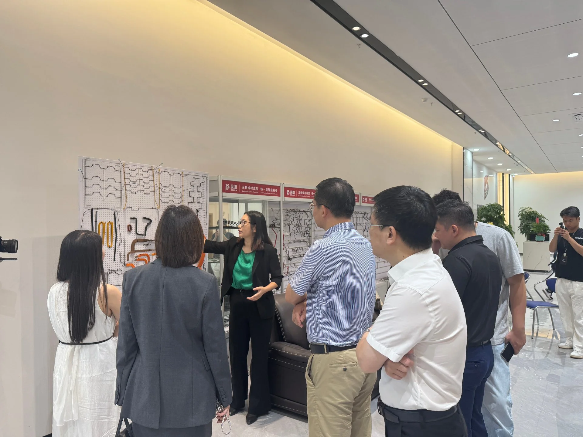 Guide presenting formed wire and busbar samples in the BELAN showroom