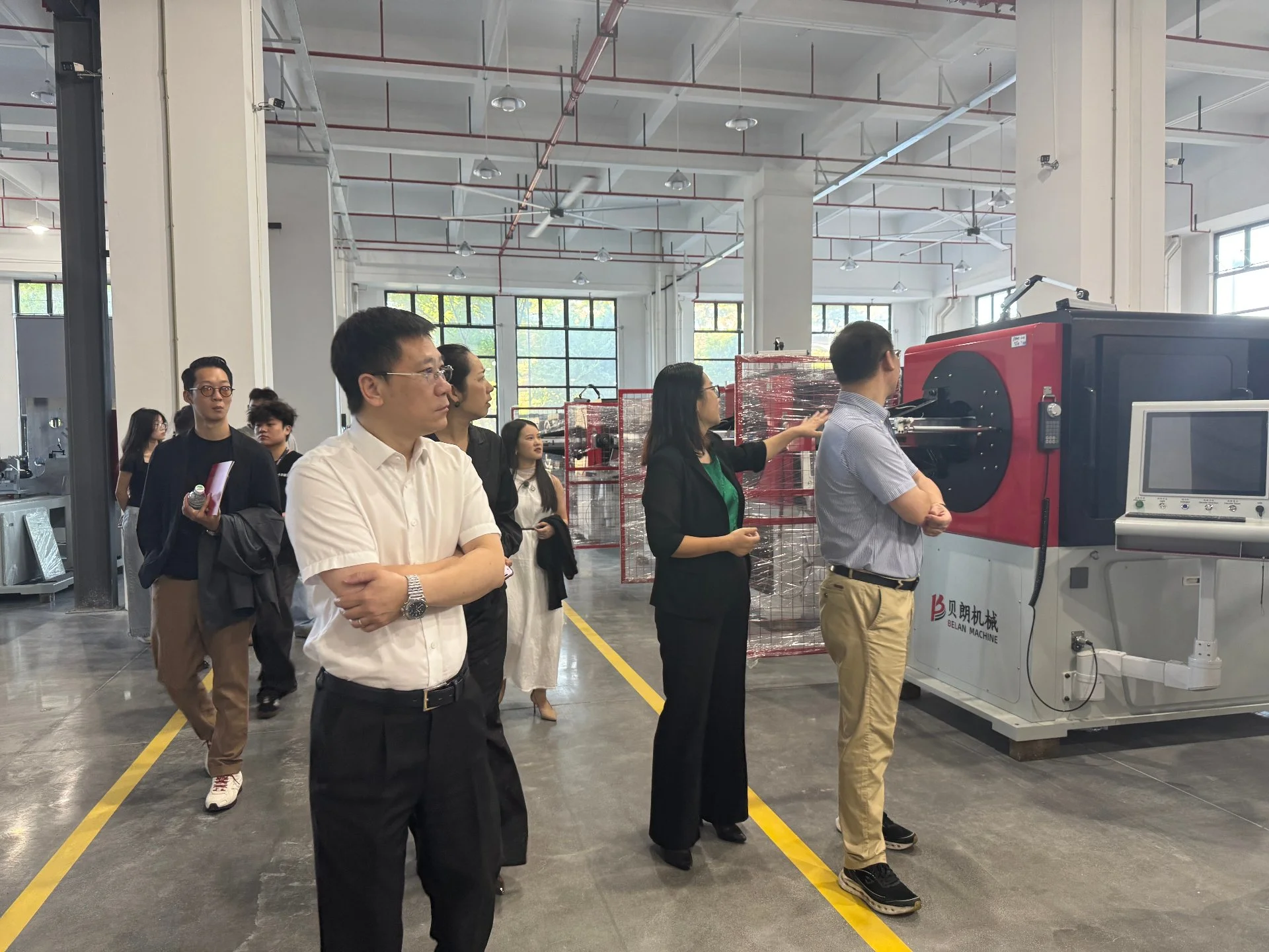 BELAN wire bending machine presented to the delegation in the workshop