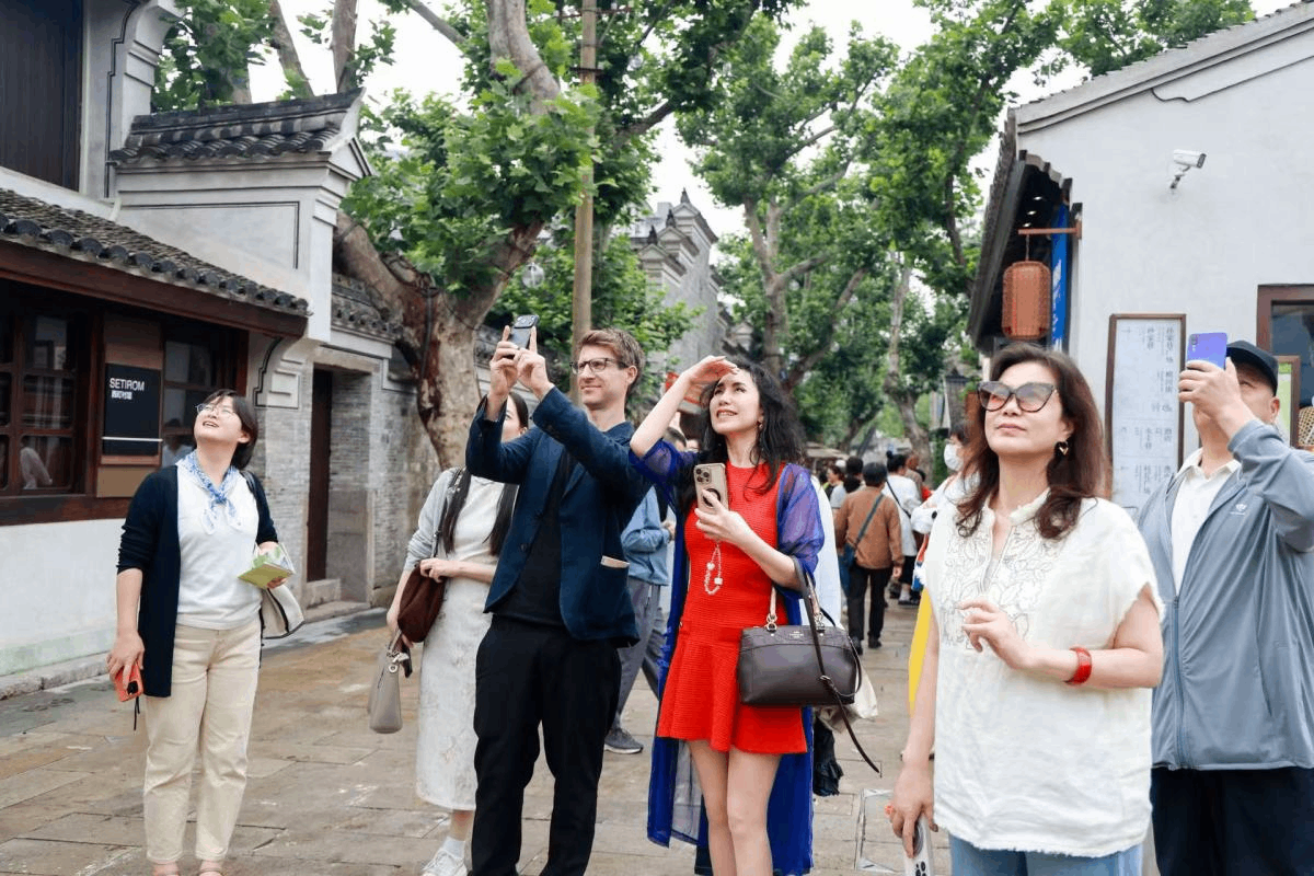 Bridging Chinese & British Arts, Painting the Radiance of Ningbo