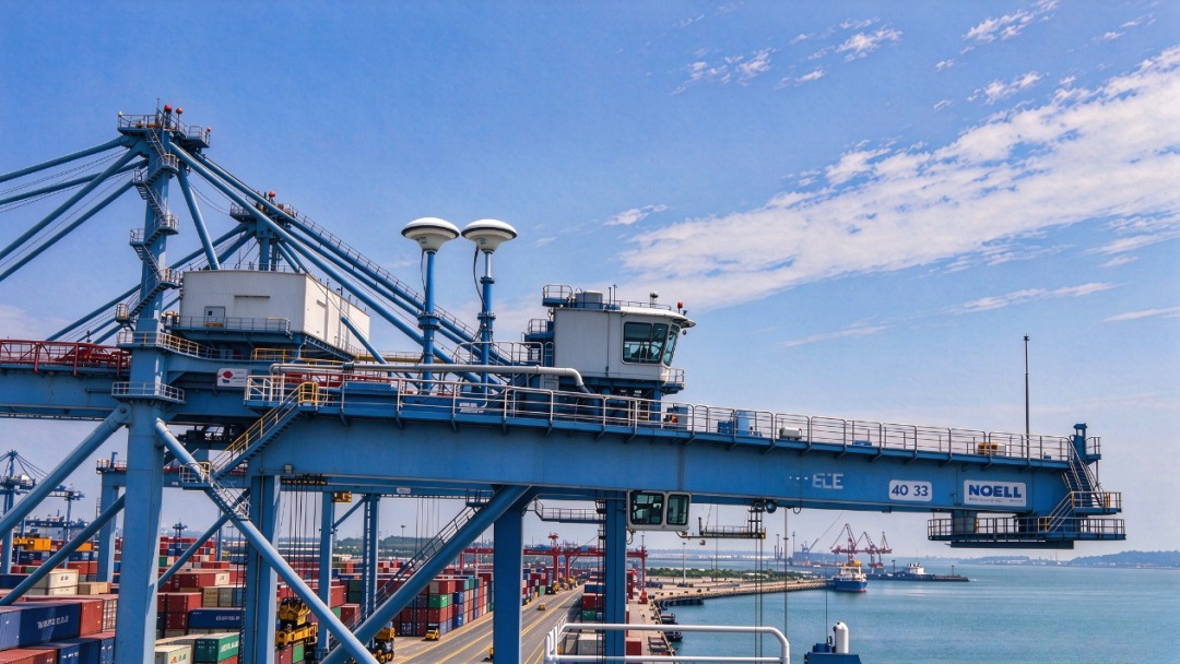 Quay crane fitted with dual GNSS antennas for heading measurement