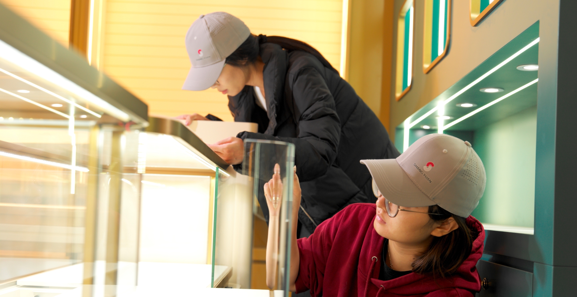 Shangyuan Showcase manufacturing team assembling full-store retail fixtures