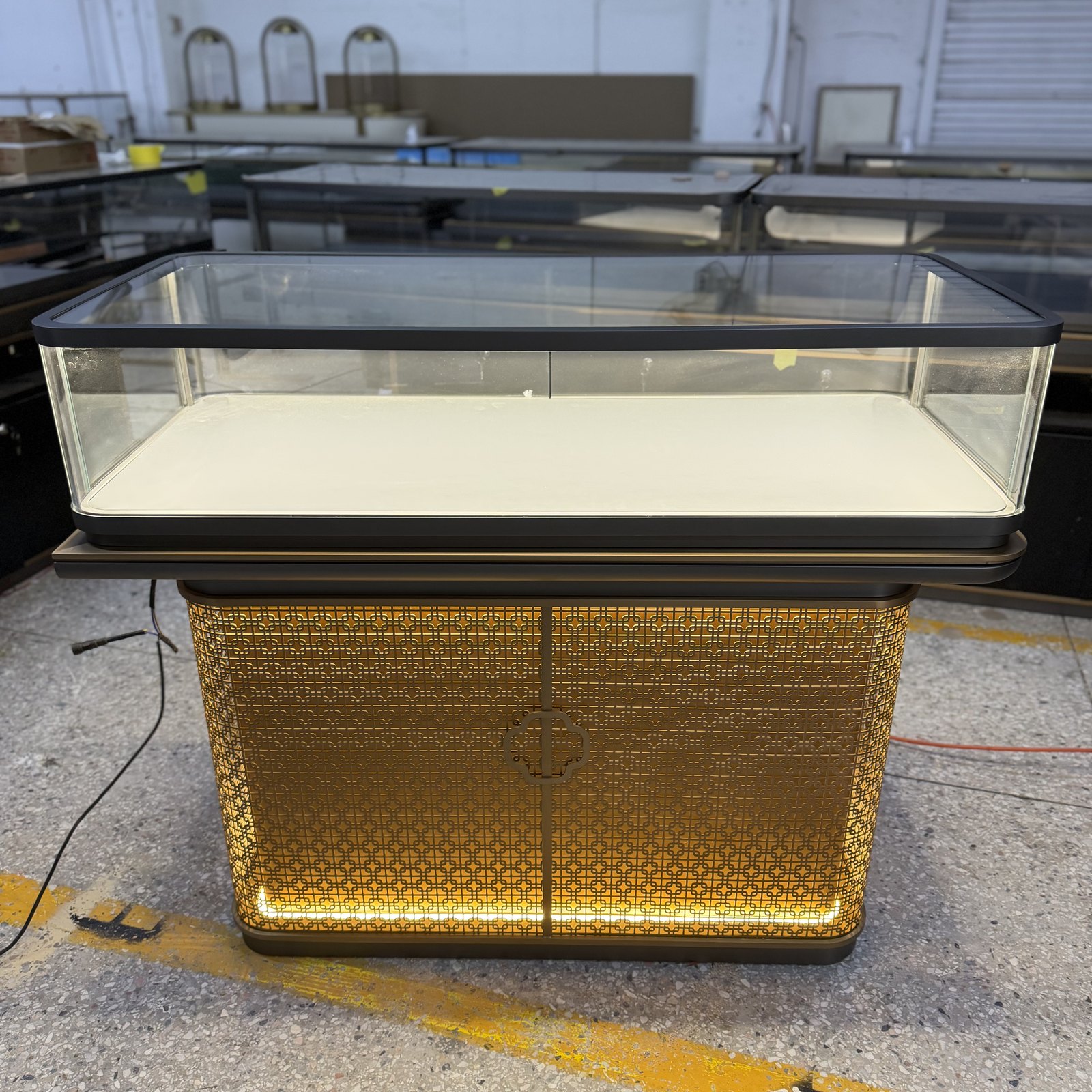 How to Choose a Low Iron Glass Jewelry Showcase: A Comparison with Standard Clear Glass