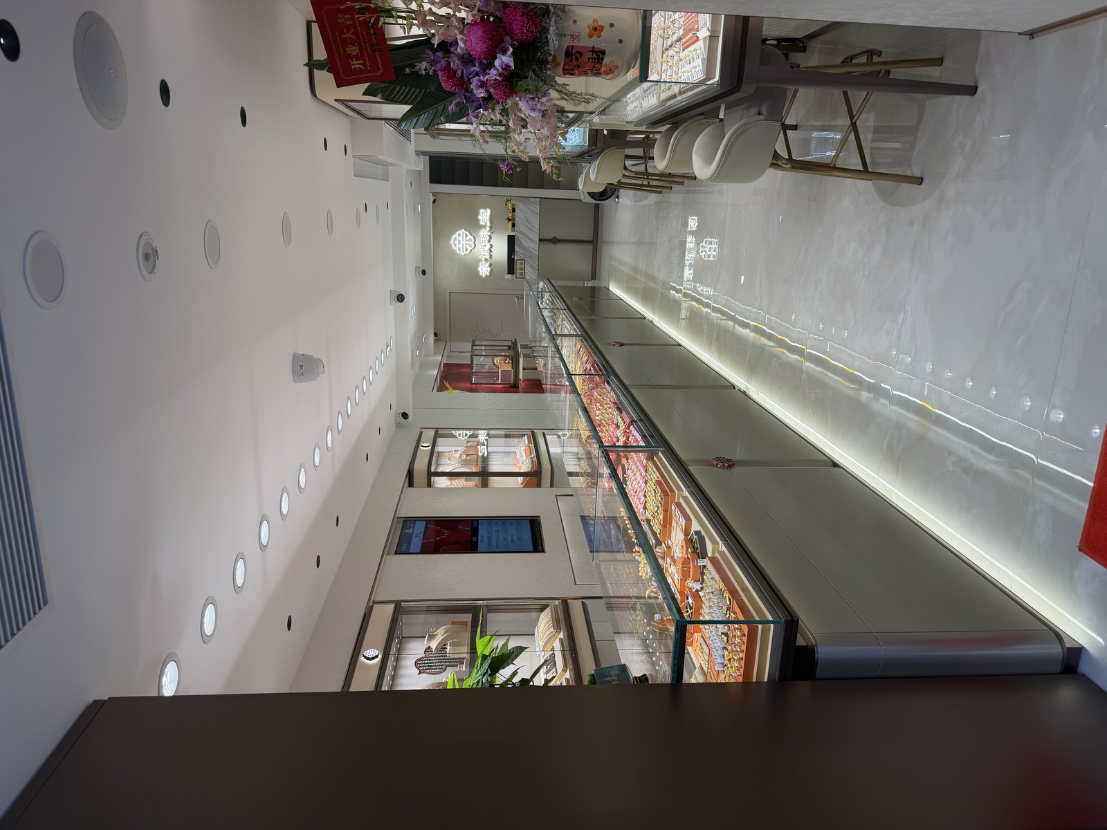 Jewelry Showcase Project: From Design to the Store Interior
