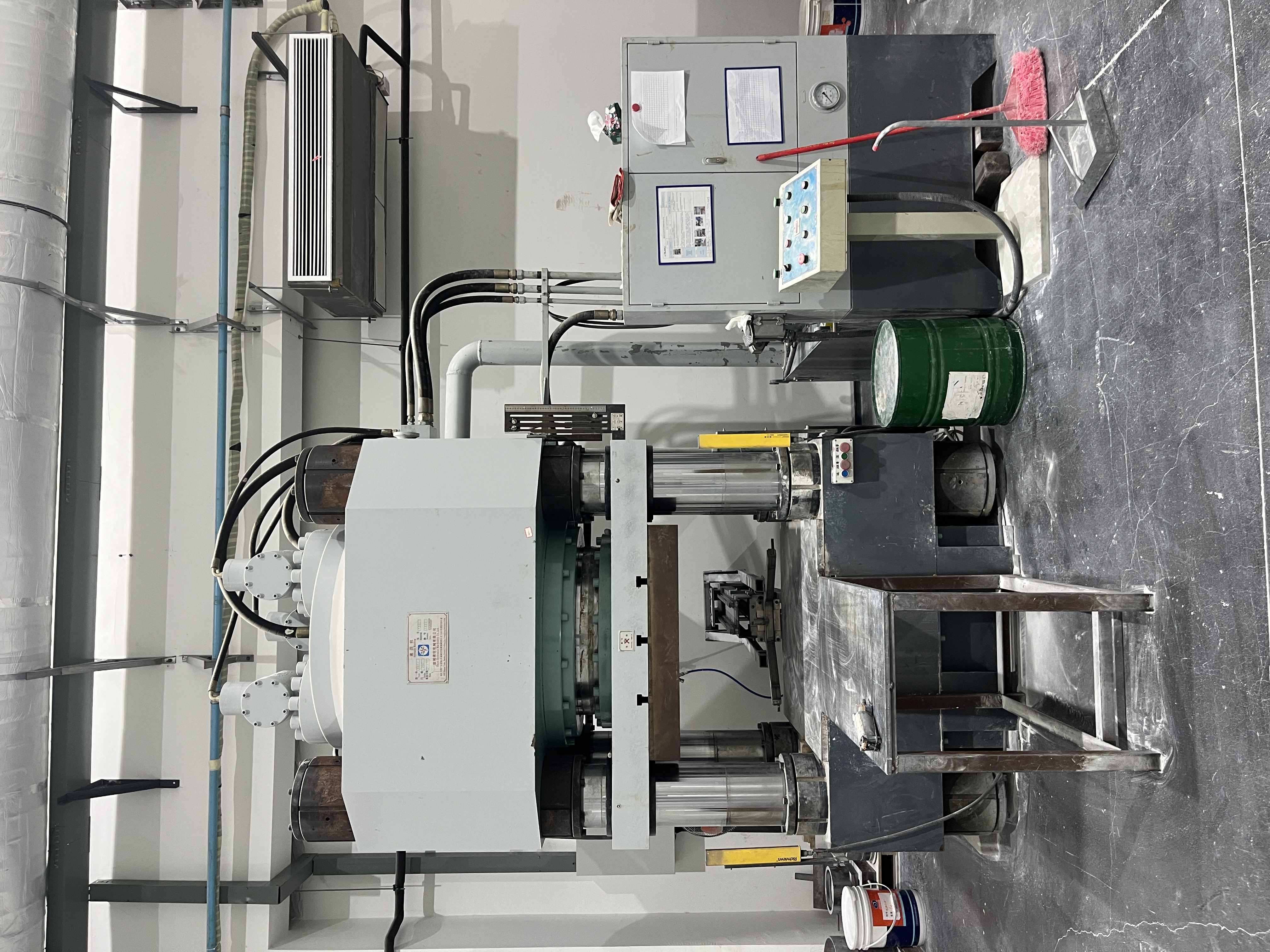 CRAC dry pressing workshop for ceramic mechanical parts